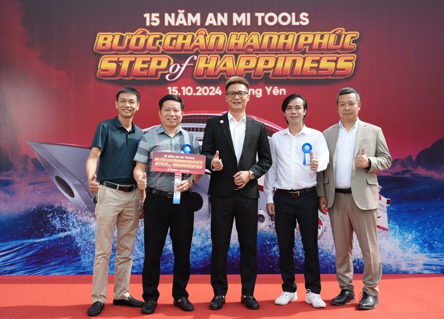 Chủ tịch HĐQT Công ty TNHH Dụng cụ AN MI (AN MI TOOLS) Nguyễn Hồng Phong với các khách mời tại sự kiện. Ảnh: Khắc Kiên