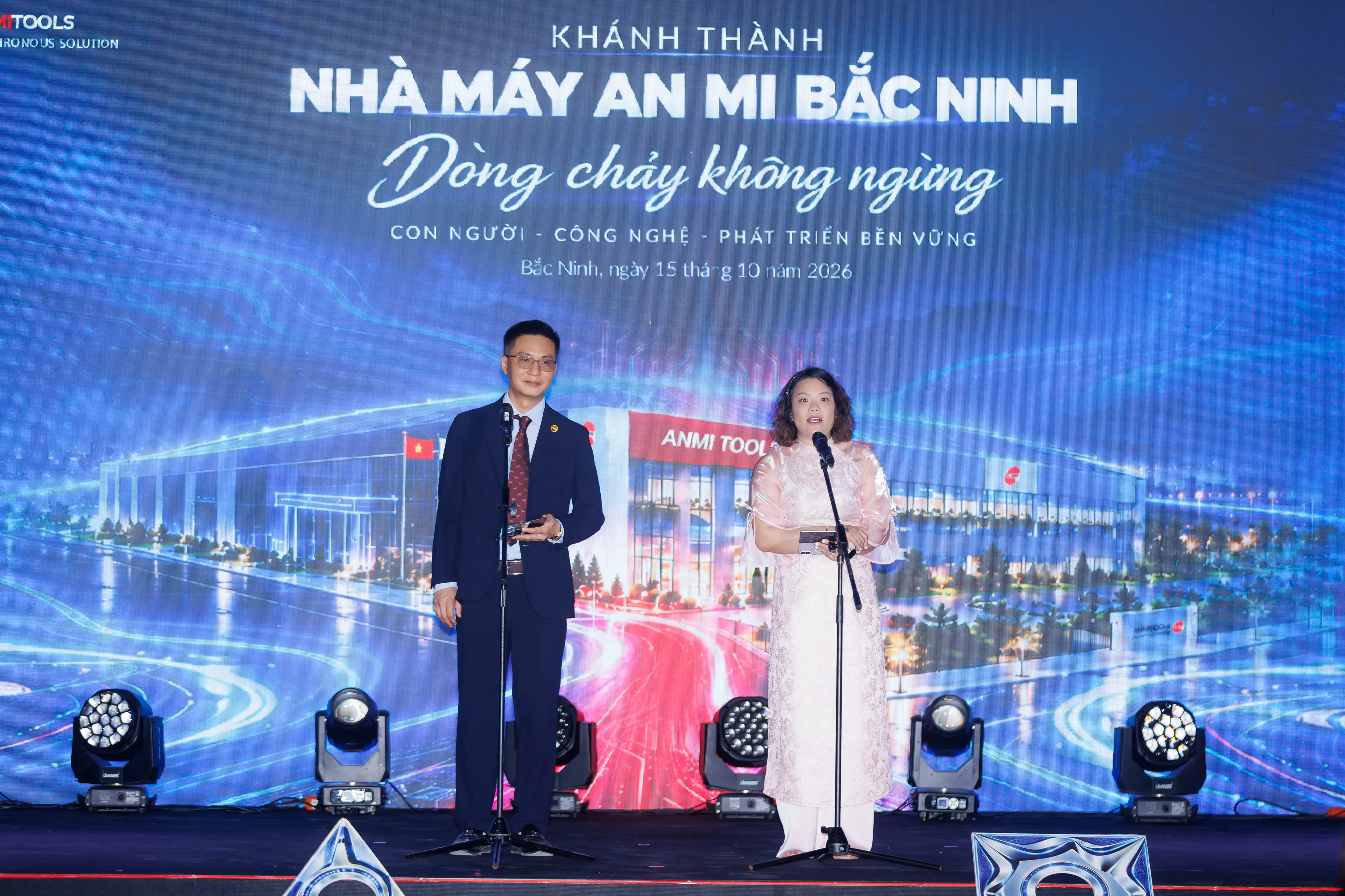 Đại diện AN MI dẫn chương trình trên sân khấu sự kiện