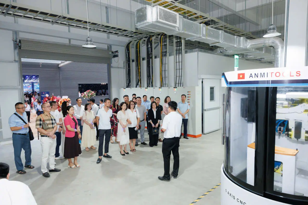 Nhân viên AN MI trao đổi với khách tham quan tại khu vực máy móc