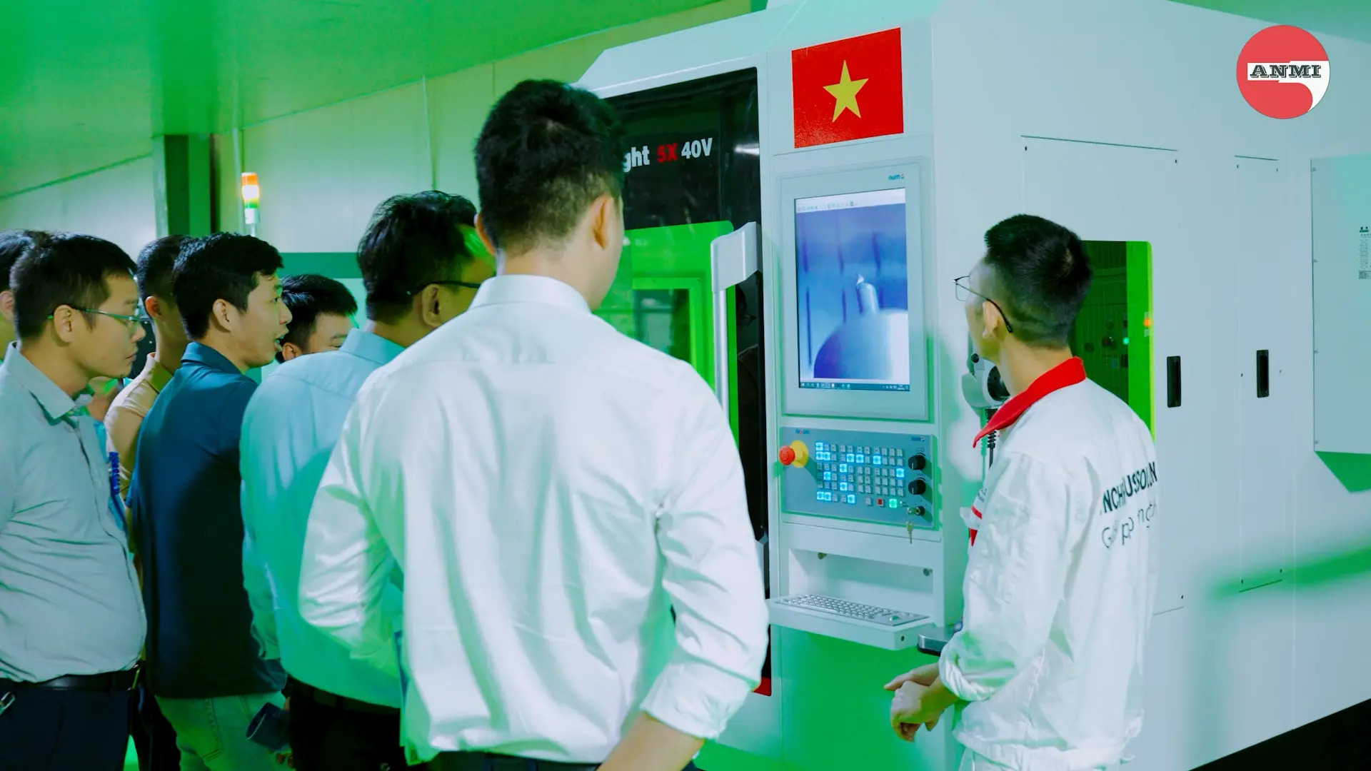 Đội ngũ kỹ thuật và khách tham quan tìm hiểu máy gia công tại nhà máy