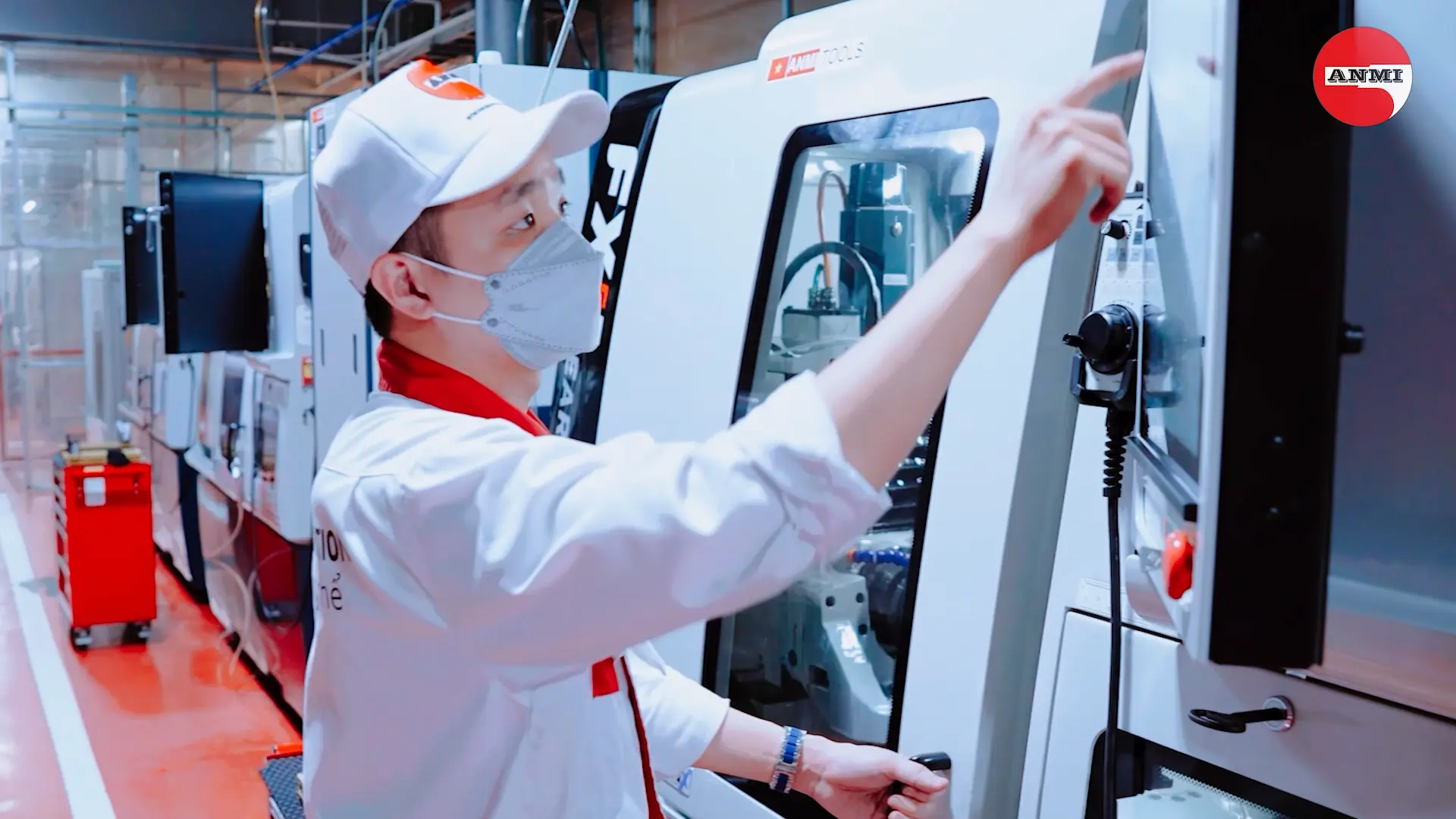 Kỹ thuật viên AN MI vận hành máy gia công trong nhà xưởng