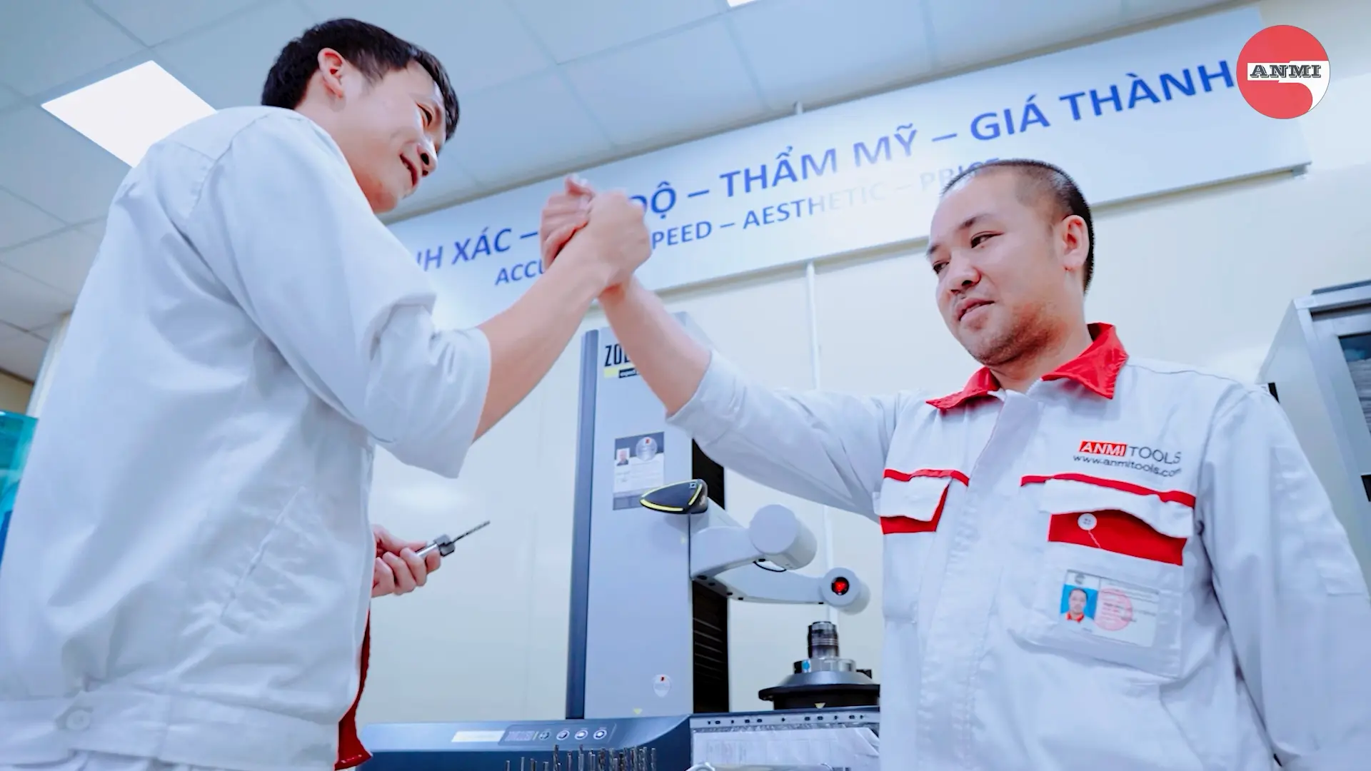 Hai đại diện trao đổi và bắt tay trong chuyến tham quan nhà máy