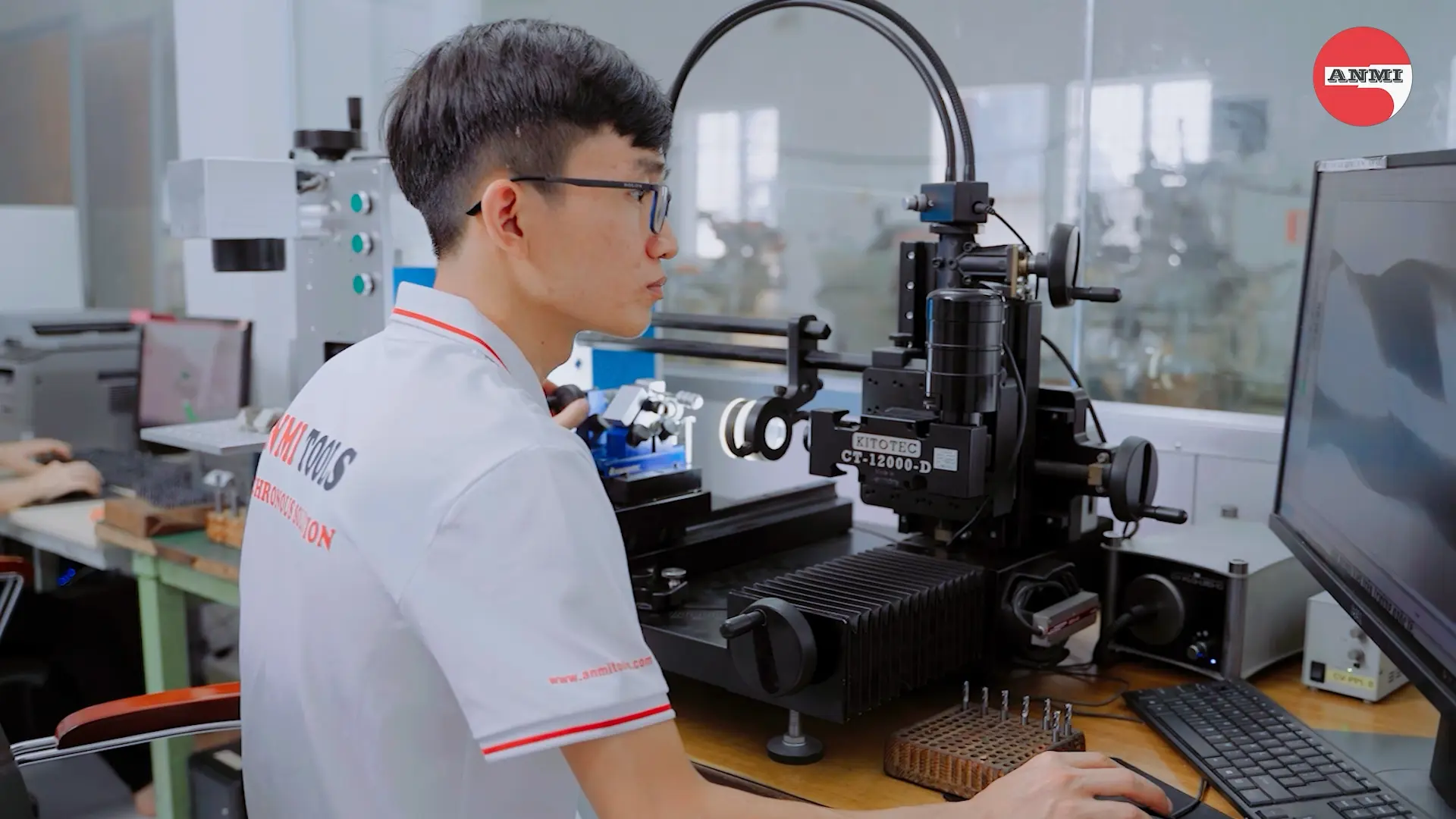 Nhân viên kỹ thuật kiểm tra chi tiết bằng thiết bị đo