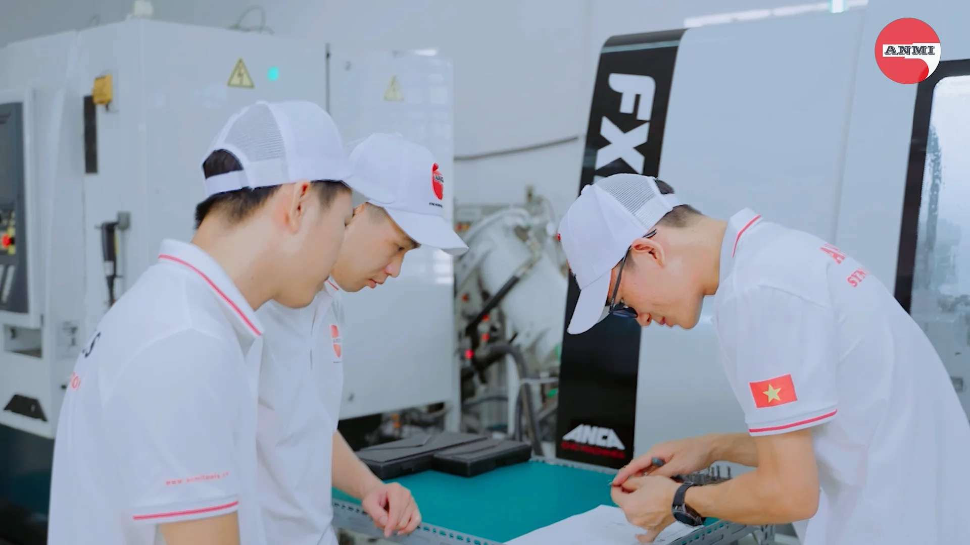 Đội ngũ kỹ thuật viên AN MI trao đổi tại khu vực máy