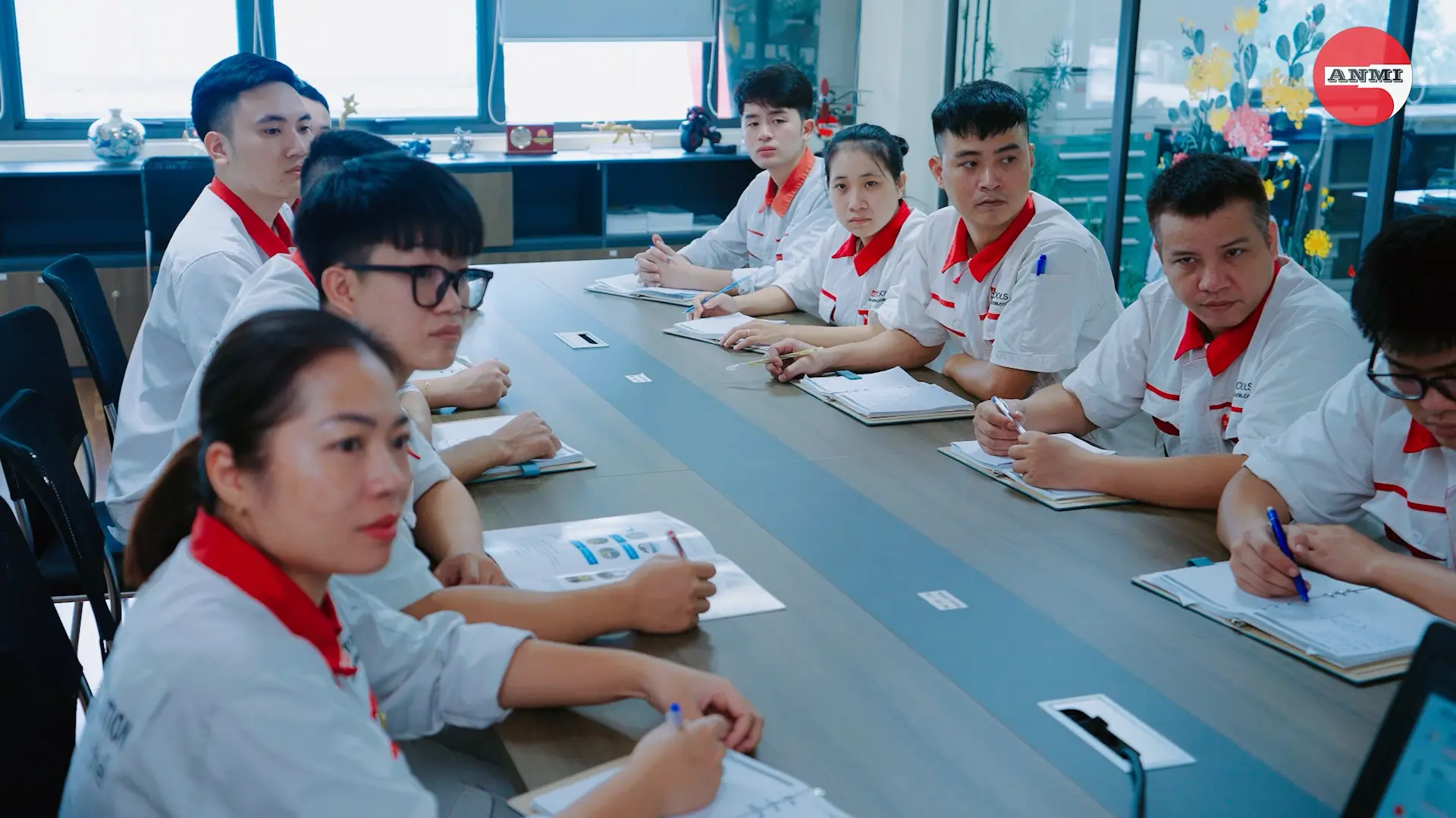 Nhân viên AN MI tham gia buổi họp và đào tạo tại nhà máy