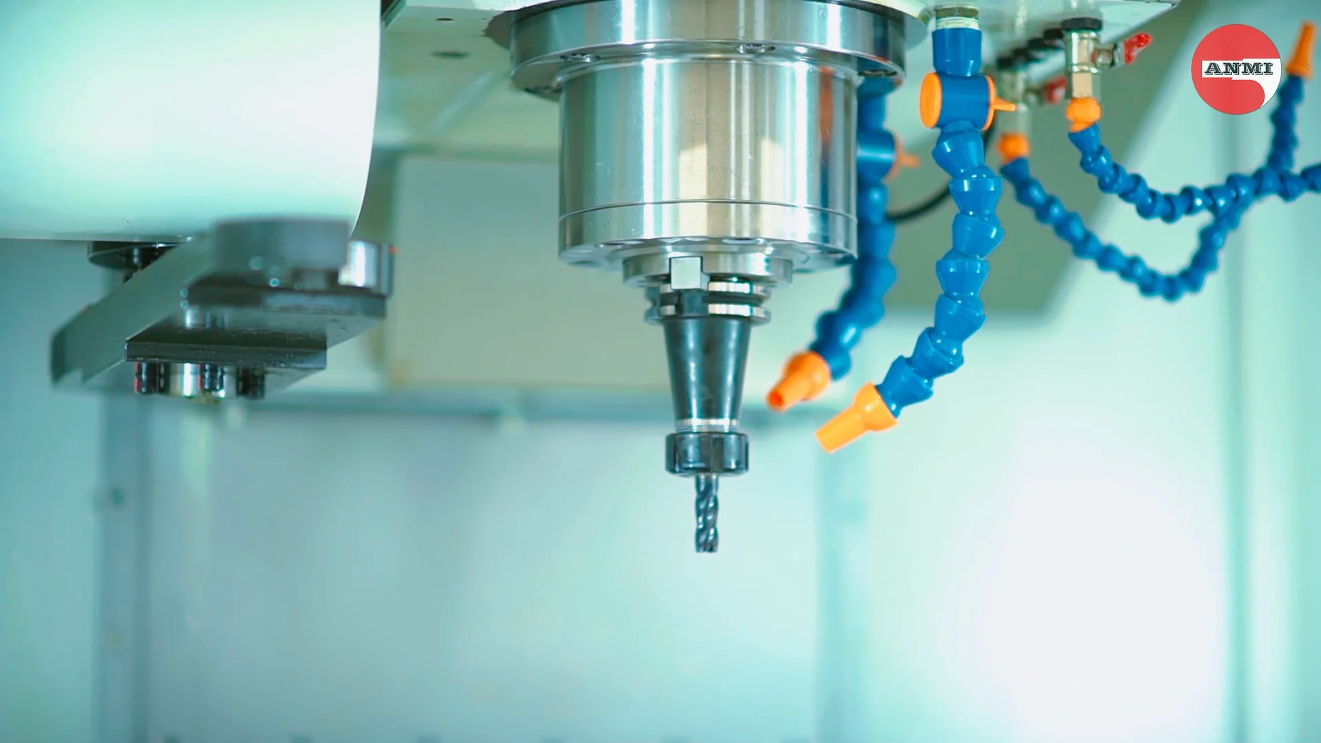 Máy CNC gia công chi tiết kim loại tại nhà máy AN MI
