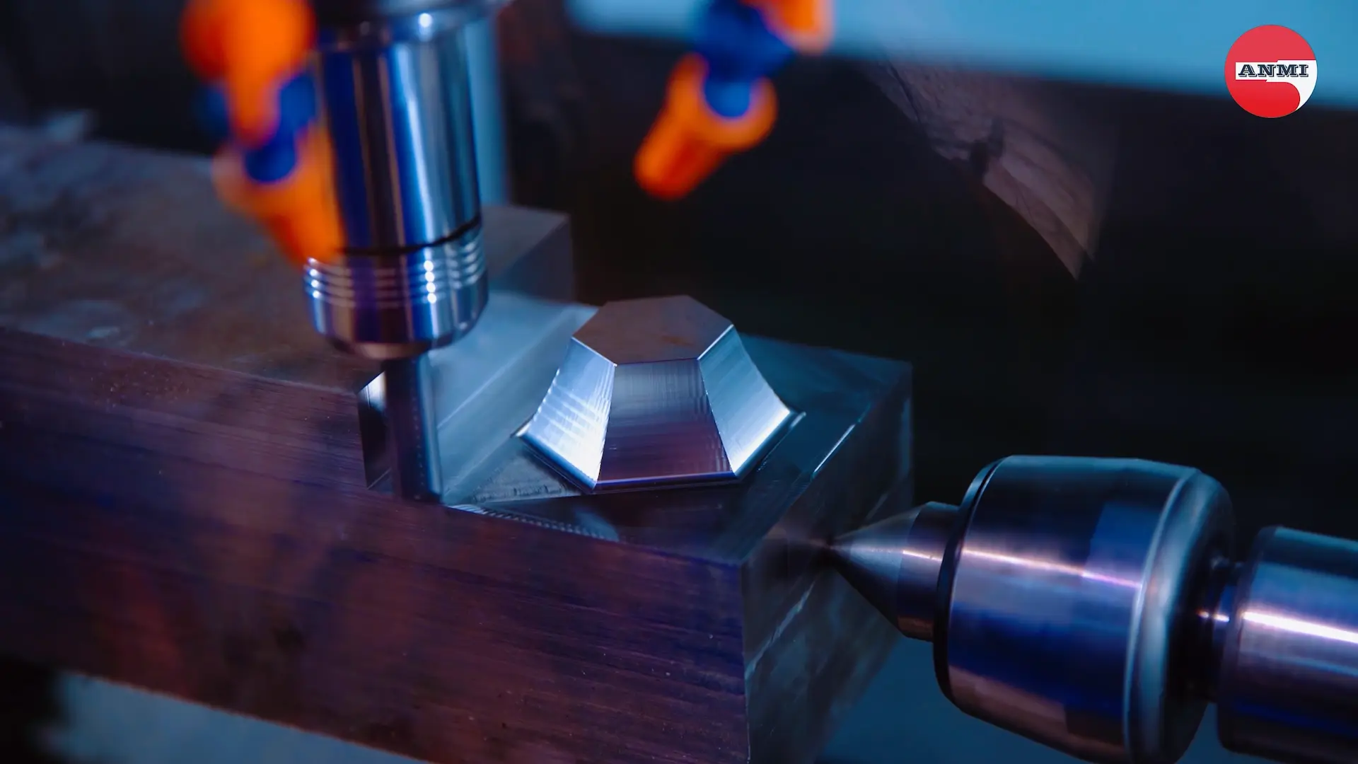 Máy CNC đang gia công chi tiết kim loại tại nhà máy AN MI