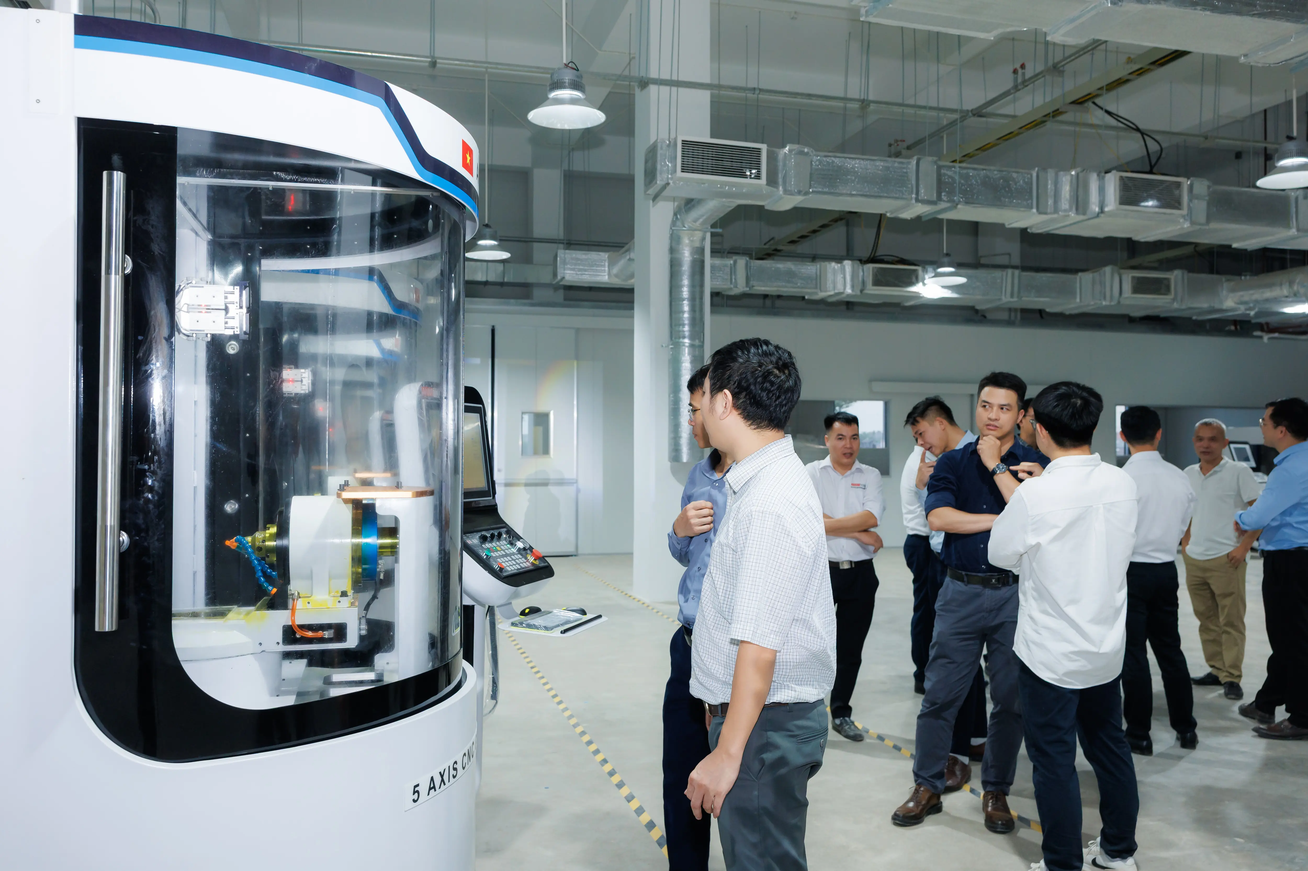 Khách tham quan tìm hiểu máy gia công tại nhà máy AN MI