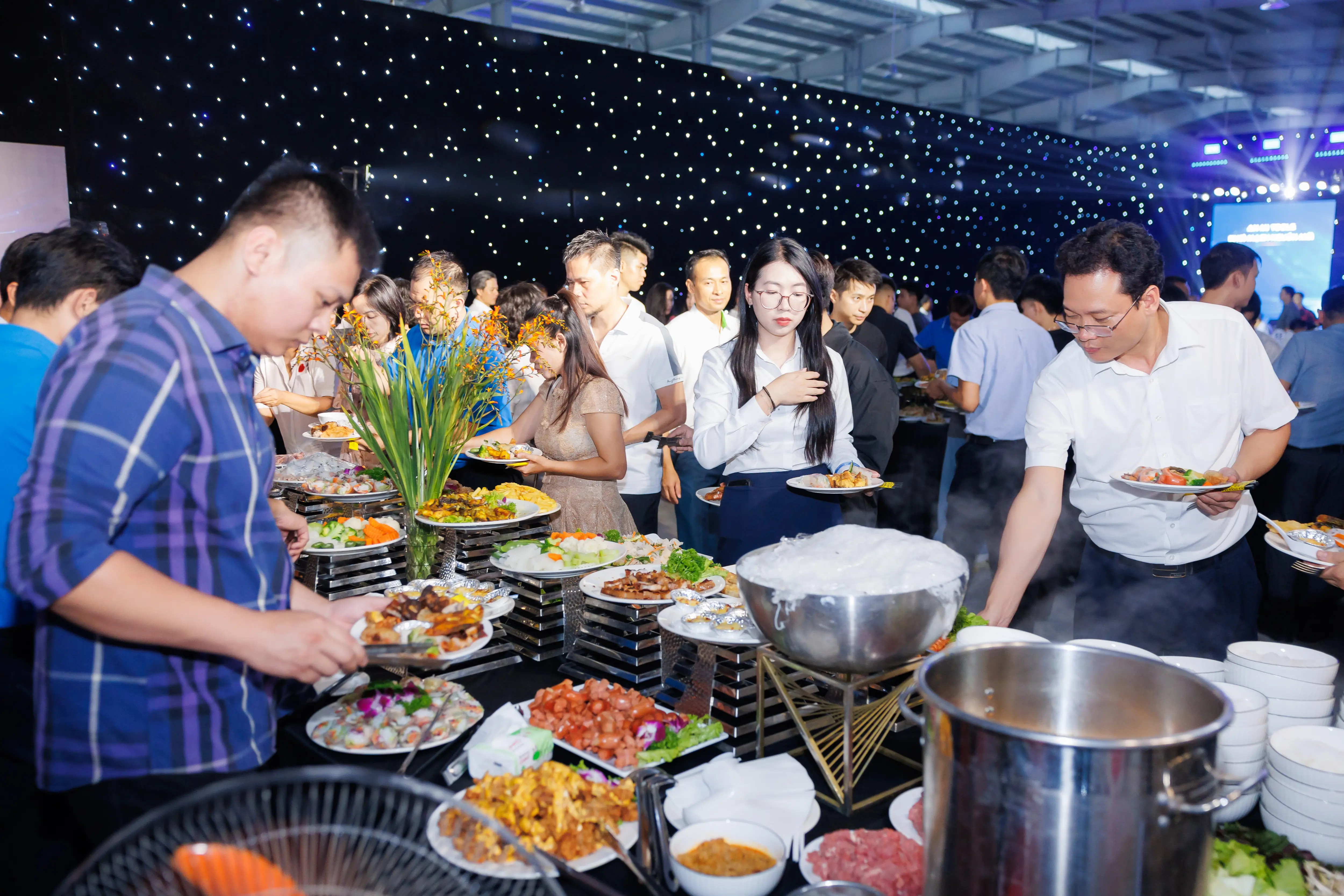 Khách mời dùng tiệc trong chương trình lễ khánh thành