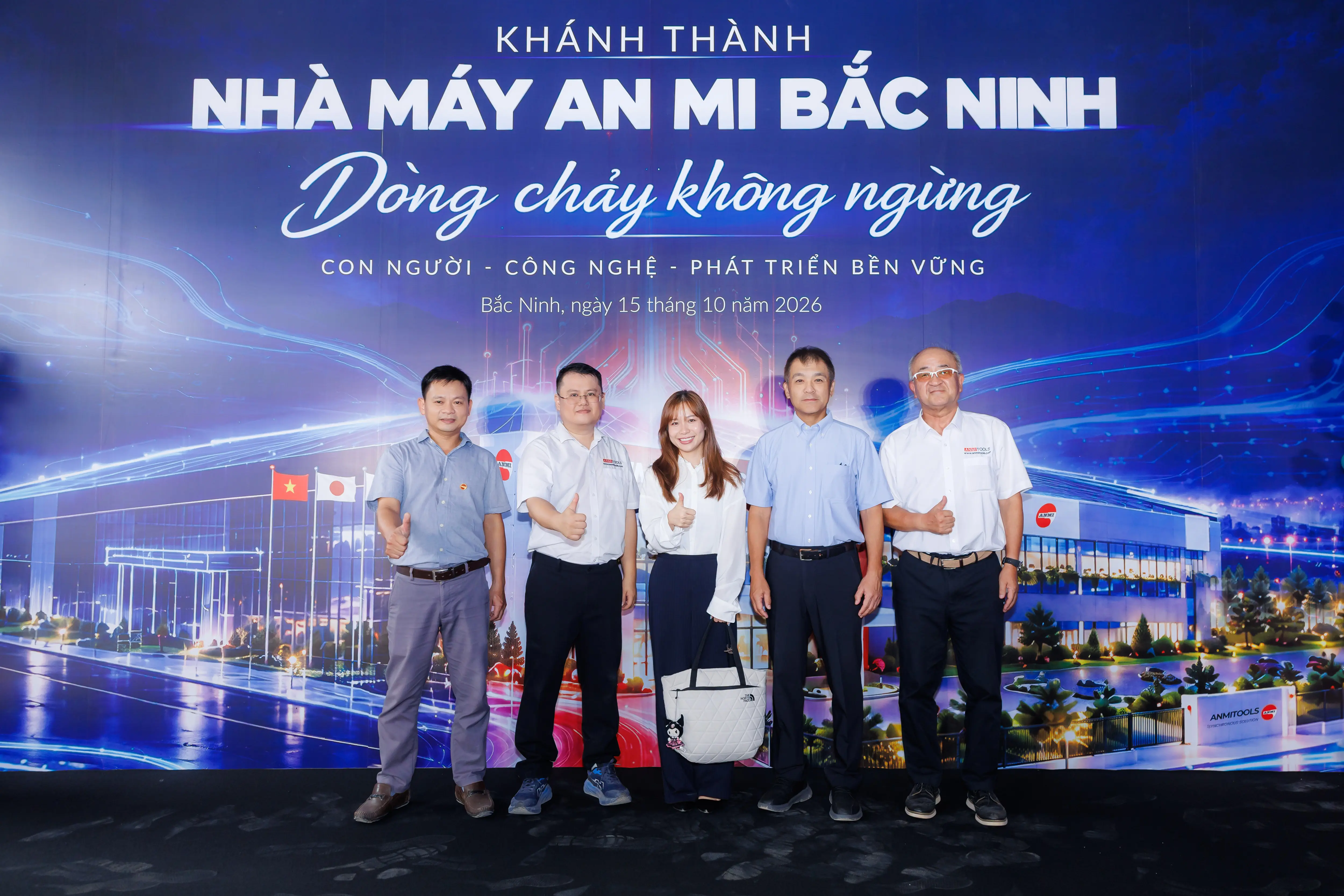 Năm khách mời chụp ảnh lưu niệm trước phông nền lễ khánh thành Nhà máy AN MI Bắc Ninh